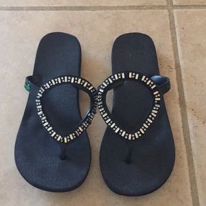 Sanuk black flip flops